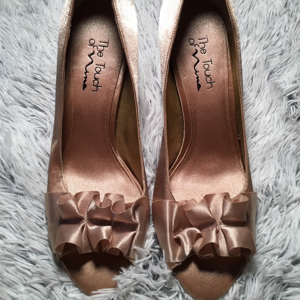 The Touch of Nina Champagne Color Peep Toe S 10